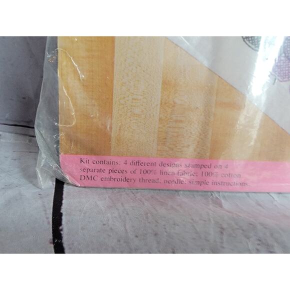 Vintage 1973 Columbia Minerva 4in Floral Napkins Cross Stitch on Linen #6540 - Picture 3 of 4